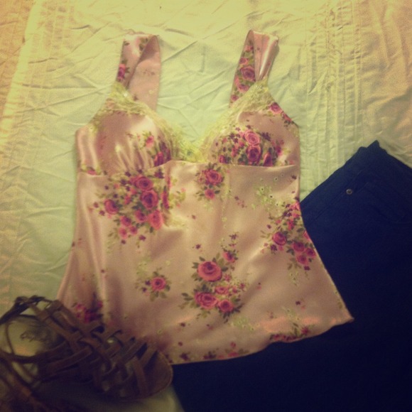 💛Sold💛Beautiful Pink Satin Floral top🌸 NWOT