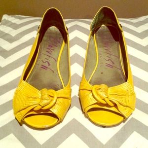Blowfish yellow bow flats! Size 8.5!
