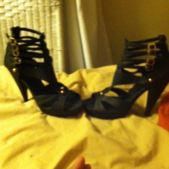 Shoes - Picture 3 of 4