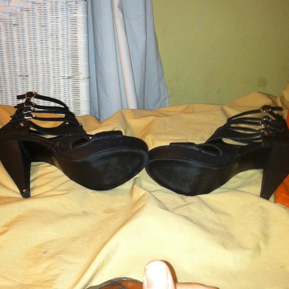 Shoes - Picture 4 of 4
