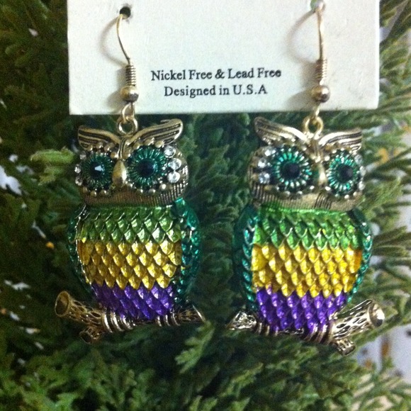 Whoo is dangling owls on her neck?