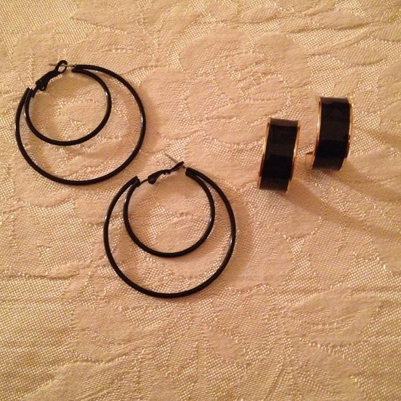 2PAIRS BLACK EARRINGS