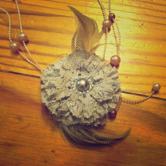 Faux pearl beading necklace w/ lace flower