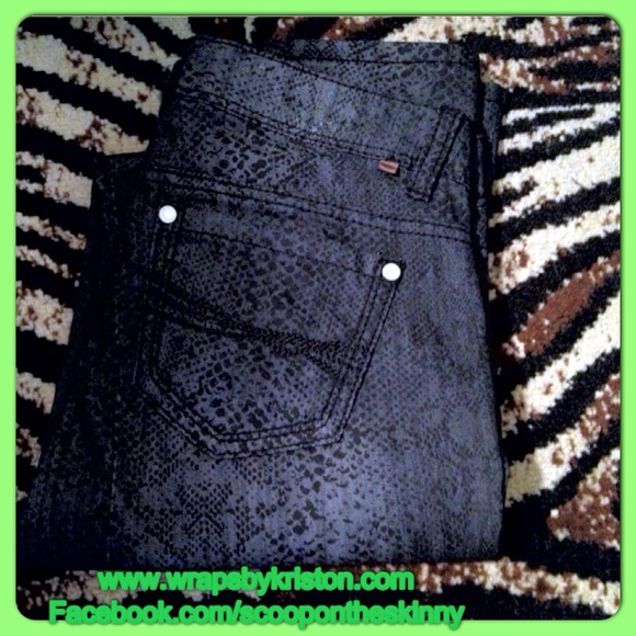 Brand New Almost Famous Jeans Snakeskin Skinny - Picture 3 of 3
