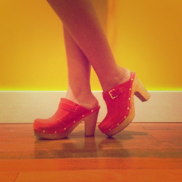 TRADED💢 Wooden Red Suede Clogs