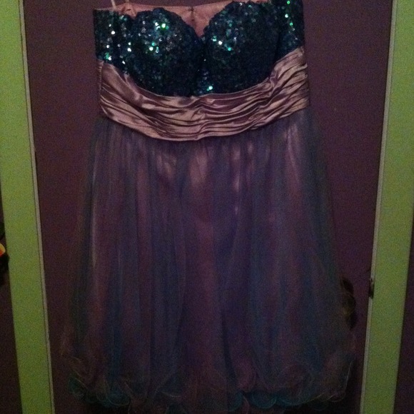 ✨REDUCED PRICE✨ Sequined Homecoming dress - Picture 2 of 4