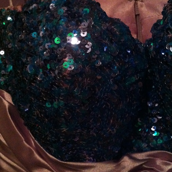 ✨REDUCED PRICE✨ Sequined Homecoming dress - Picture 3 of 4