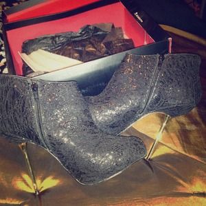 Wild pair gold heel stilleto