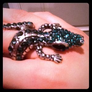A beautiful green lizard ring! NEW!!Stretch band!