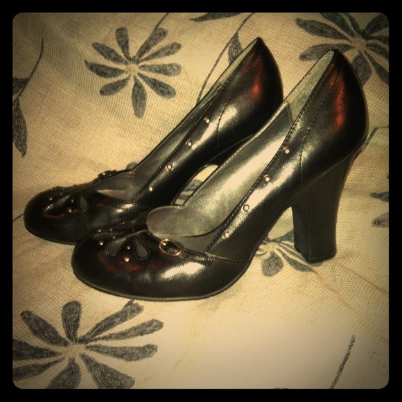 Bundle heels and chunky tie for sporty!