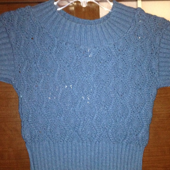Midriff short-sleeved sweater perfect for layering