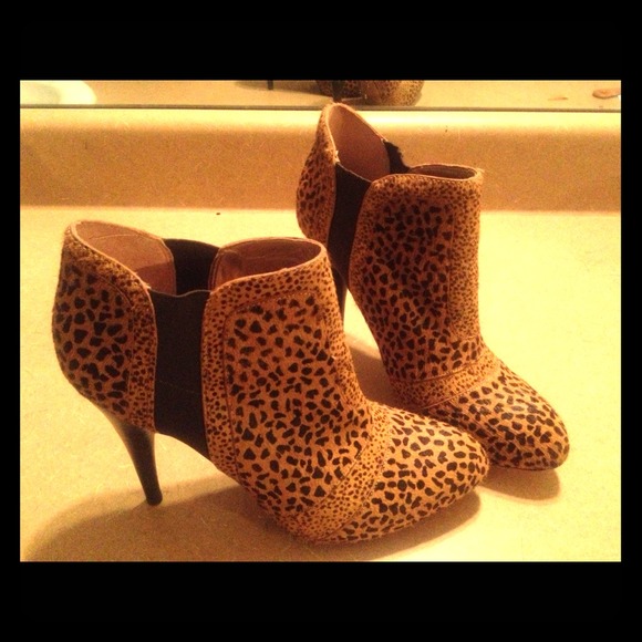 ***Sold***Bcbg Leopard Booties 8.5 - Picture 1 of 4