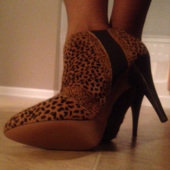 ***Sold***Bcbg Leopard Booties 8.5 - Picture 2 of 4