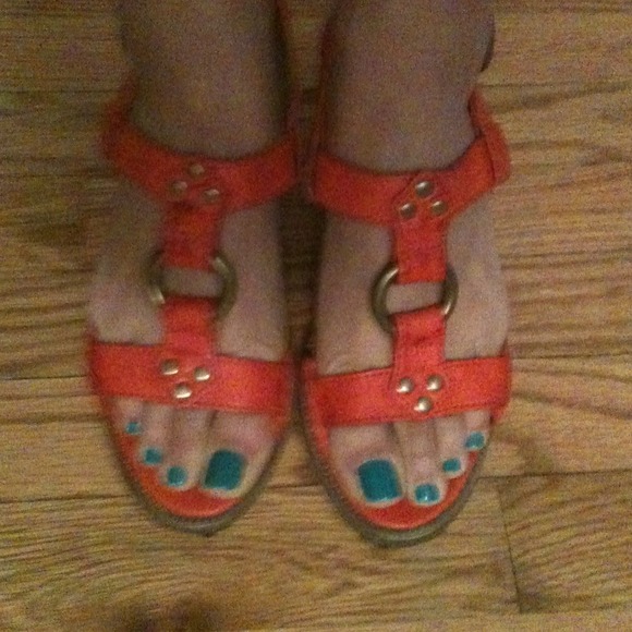 Frye Mandy T Strap size 7