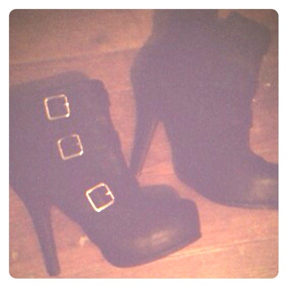 Black stilettos! NEVER BEEN WORN!