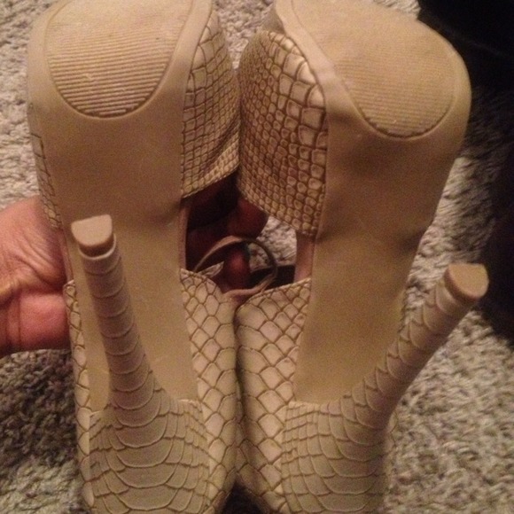 🛑SOLD🛑 Lilly Platform shoes size 8.5 - Picture 2 of 3