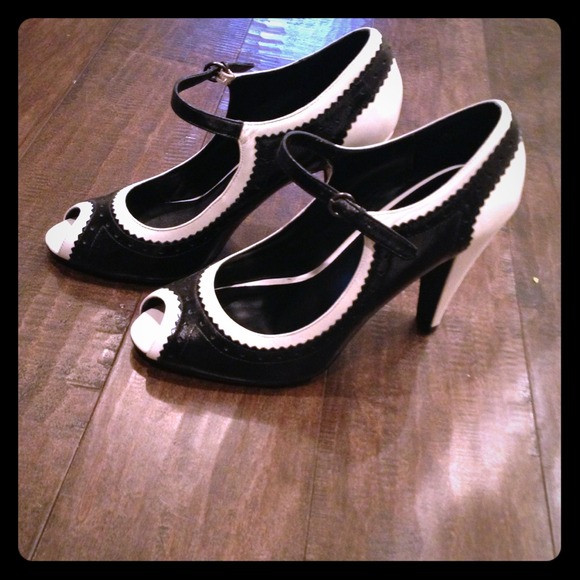 Black and white Oxford heel size 8 1/2 $10