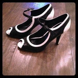 Black and white Oxford heel size 8 1/2 $10