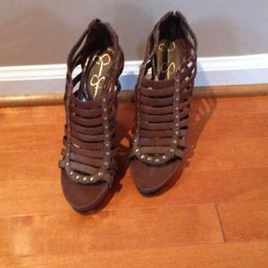 Gorgeous and stylish brown heals!