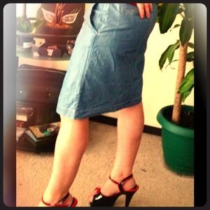 Cute denim color skirt!