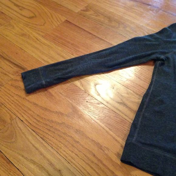 SOLD!!!😍Brand new AE shirt😍 - Picture 3 of 4