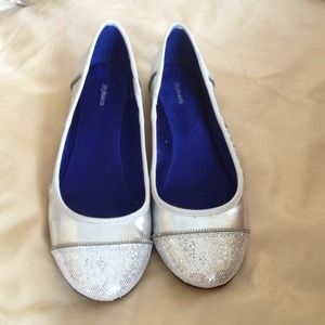 Style & Co silver flats