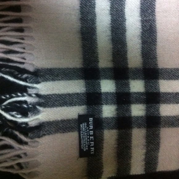 SOLDAuthentic Burberry 100% cashmere 
