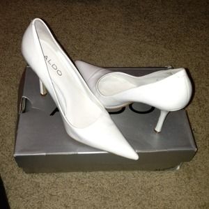 White pumps 💢ON HOLD💢