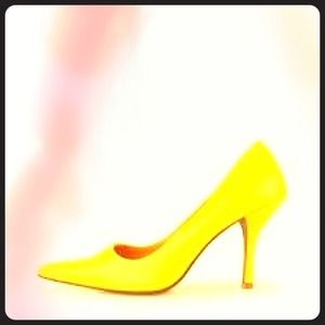 Yellow pointed toe heals