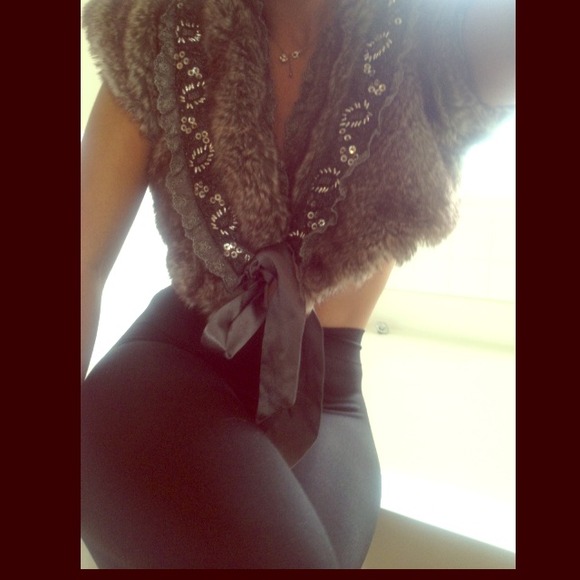 Sexy Cropped Embellished Faux Fur Vest Size L - Picture 1 of 3