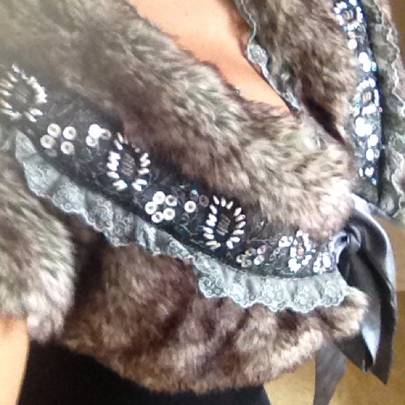 Sexy Cropped Embellished Faux Fur Vest Size L - Picture 2 of 3