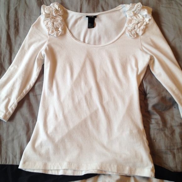 SOLD H&M 3/4 length sleeve top. - Picture 2 of 3