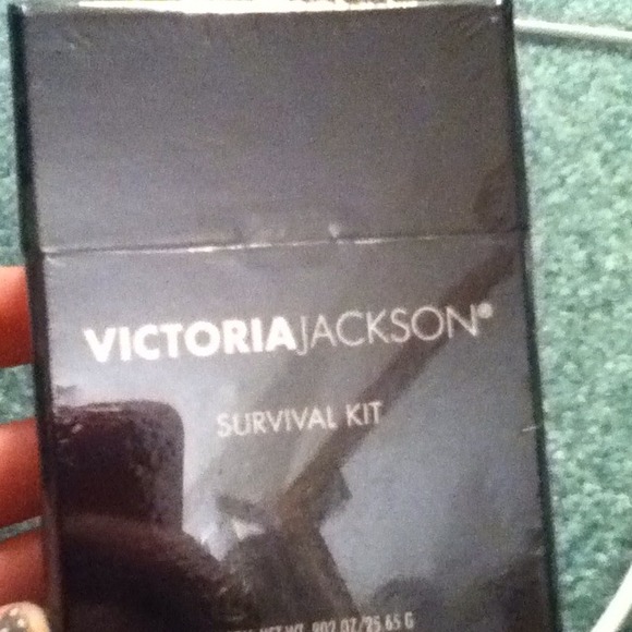 Makeup survival kit! - Picture 2 of 3