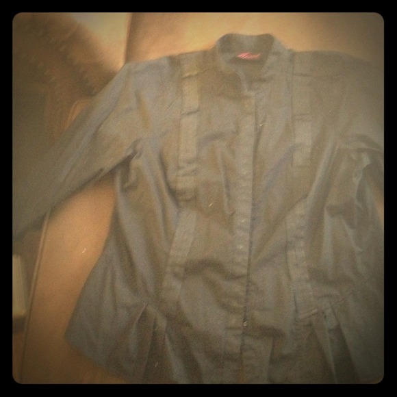 Black 3/4 sleeve dress shirt.