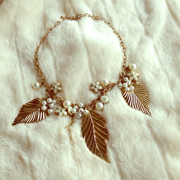 Beautiful necklace with pearl and gold left