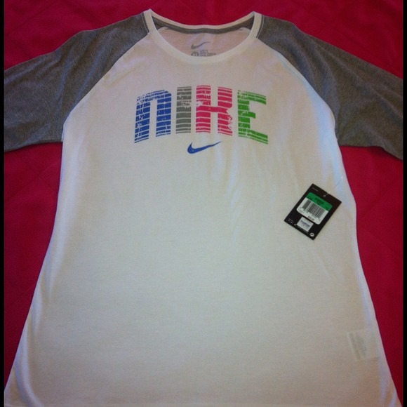 🎯SOLD🎯Nike Top - Picture 2 of 2