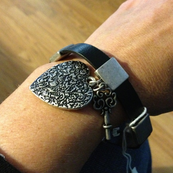 Heart key leather like bracelet