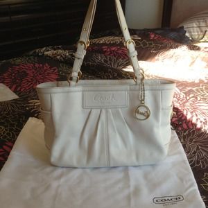🎯SOLD🎯Authentic white coach leather purse