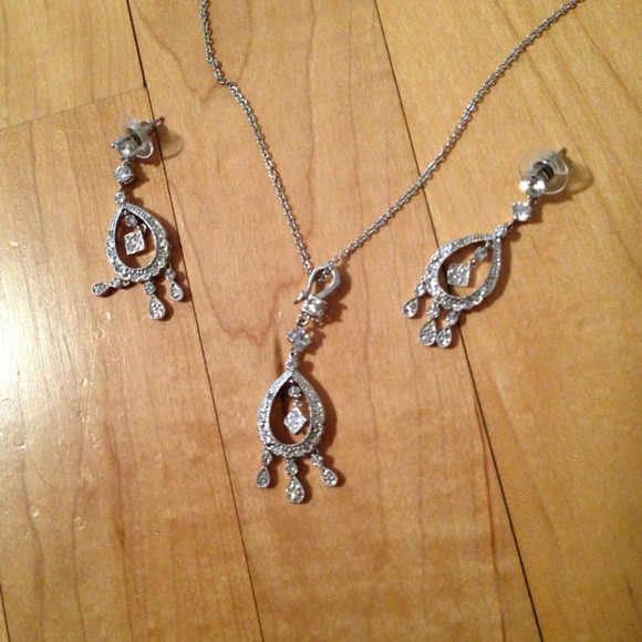 Crystal rhinestone earring and necklace set