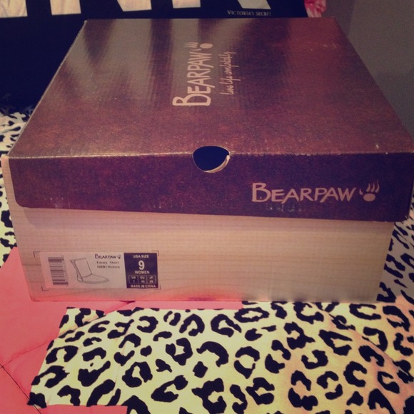 *brand new bearpaws hickory size 9