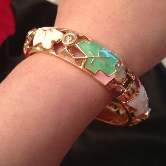 Beautiful bangle never worn - Picture 2 of 3