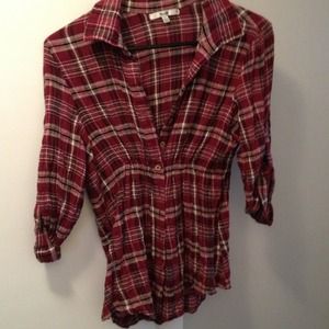 3 quarter sleeve button up cinches in the middle