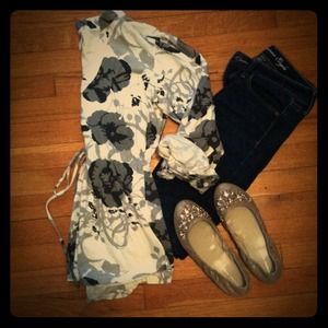 Black/gray/white floral top