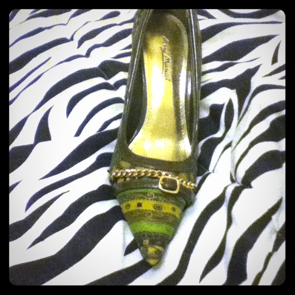 SOLD........Army green and gold pointed toe pumps