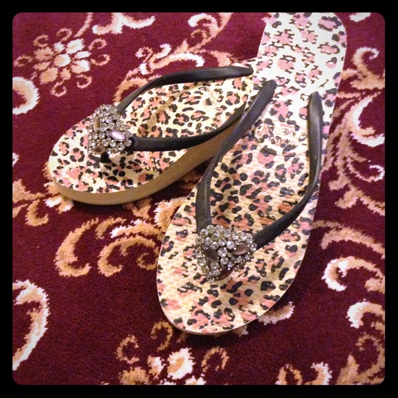Wedge flip flops with brooch