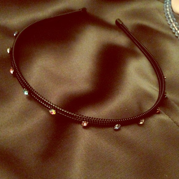 Metal hair band with ridges