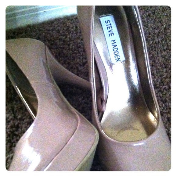 NWOT Nude Steve Madden heels
