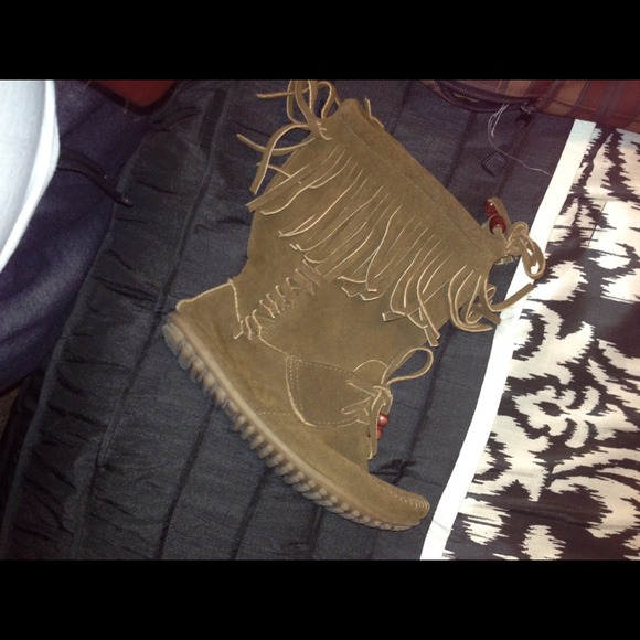 Genuine leather Minnetonka Moccasin Boots! - Picture 3 of 3
