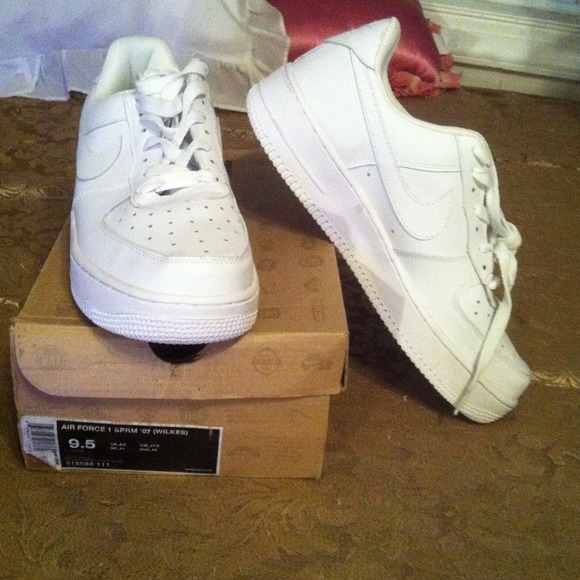 Tennis shoes