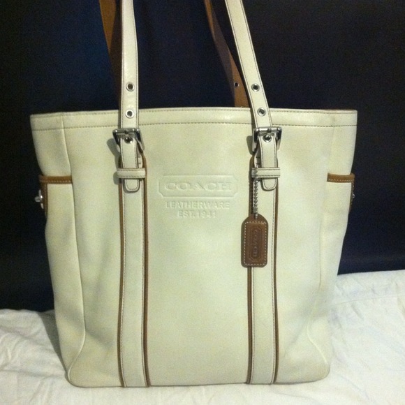 Coach leather purse!! SOLD!!!
